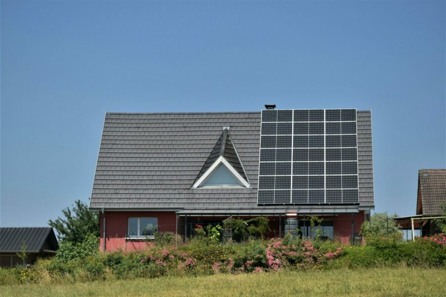 Casa con impianto fotovoltaico sul tetto